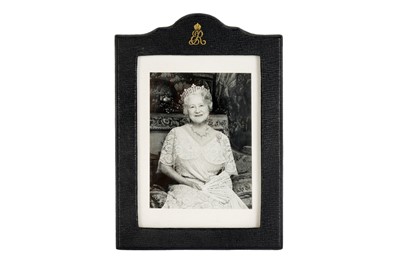 Lot 118 - FINE PRESENTATION PHOTOGRAPH OF ELIZABETH, QUEEN CONSORT TO KING GEORGE VI