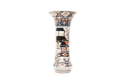Lot 242 - A LARGE JAPANESE IMARI VASE