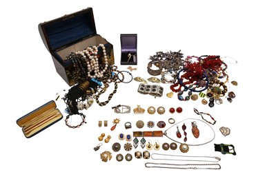 Lot 5 - A CASKET OF COSTUME JEWELLERY
