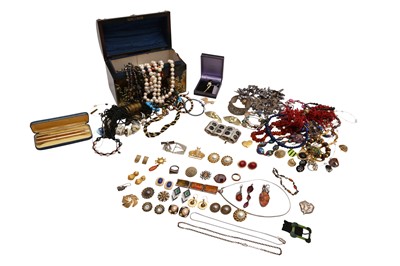 Lot 5 - A CASKET OF COSTUME JEWELLERY