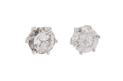 Lot 199 - A PAIR OF DIAMOND STUD EARRINGS