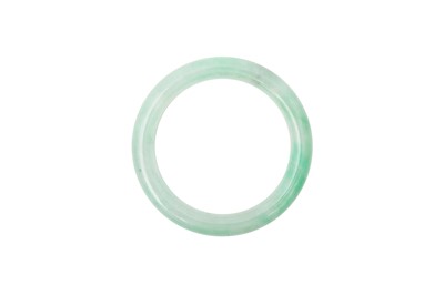 Lot 951 - A CHINESE JADE BANGLE