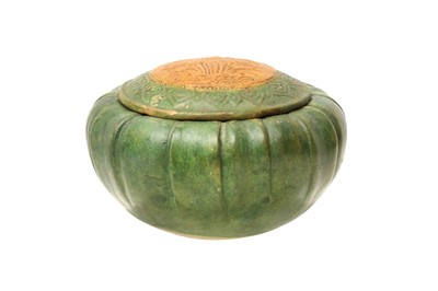 Lot 839 - A CHINESE GREEN-GLAZED LOBED BOX AND COVER