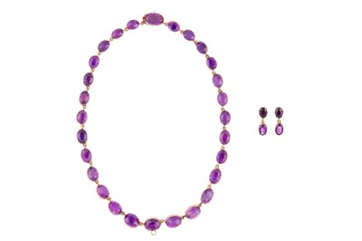 Lot 135 - AN AMETHYST NECKLACE AND EARRING SUITE