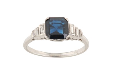 Lot 12 - A SAPPHIRE AND DIAMOND RING