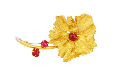 Lot 178 - A RUBY AND DIAMOND BROOCH