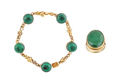 Lot 149 - A MALACHITE RING AND BRACELET SET