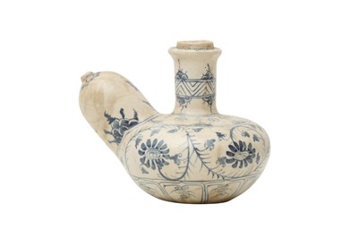 Lot 685 - A VIETNAMESE BLUE AND WHITE 'BLOSSOMS' KENDI