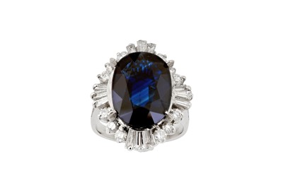 Lot 22 - A SAPPHIRE AND DIAMOND CLUSTER RING