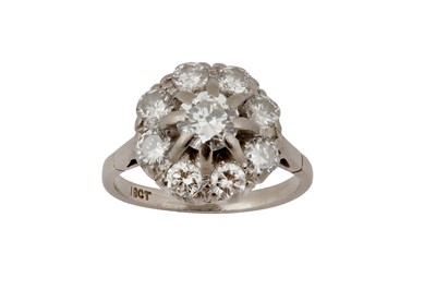 Lot 14 - A DIAMOND CLUSTER RING