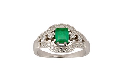 Lot 200 - AN EMERALD AND DIAMOND RING
