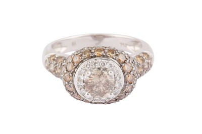 Lot 107 - A CHAMPAGNE DIAMOND RING