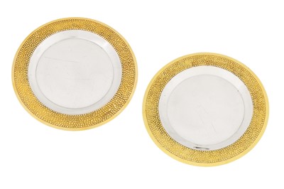Lot 259 - A pair of Elizabeth II modernist sterling silver parcel gilt dishes or salvers, London 1968/72 by Stuart Devlin (1931-2018)