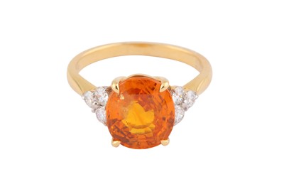 Lot 110 - AN ORANGE SAPPHIRE AND DIAMOND RING