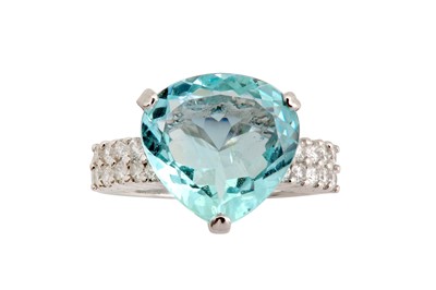 Lot 39 - AN AQUAMARINE AND DIAMOND RING