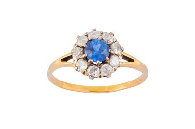 Lot 6 - A SAPPHIRE AND DIAMOND CLUSTER RING