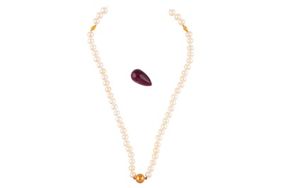 Lot 43 - A CULTURED PEARL AND RUBY NECKLACE