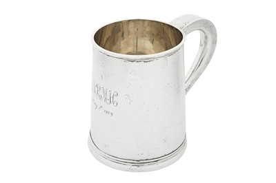 Lot 276 - A George VI sterling silver mug, Birmingham 1945 by William Thomas Blackband (reg. March 1937)