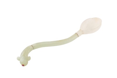 Lot 487 - A CARVED JADE AND ROCK CRYSTAL SPOON