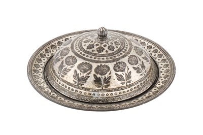 Lot 448 - A SILVER-OVERLAID BIDRI SAUCER AND LID