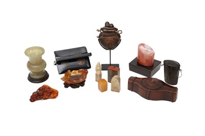 Lot 579 - λ A GROUP OF CHINESE SCHOLAR'S OBJECTS