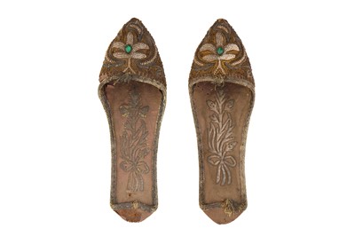 Lot 321 - A PAIR OF METAL THREAD AND SEED PEARLS-EMBROIDERED VELVET COURTLY SLIPPERS (TERLIK)