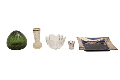 Lot 182 - A COLLECTION OF GLASS ITEMS