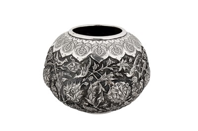 Lot 393 - A MID-20TH CENTURY PERSIAN (IRANIAN) SILVER BOWL OR VASE