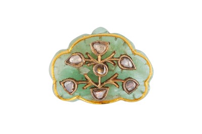 Lot 486 - A MUGHAL POLKI DIAMOND KUNDAN-SET CARVED EMERALD PENDANT