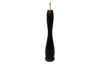 Lot 477 - A CONTEMPORARY BESPOKE BLACK GLASS STANDARD LAMP