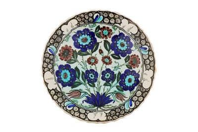 Lot 304 - AN OTTOMAN DAMASCUS-STYLE POTTERY DISH WITH FLORAL TRIUMPH