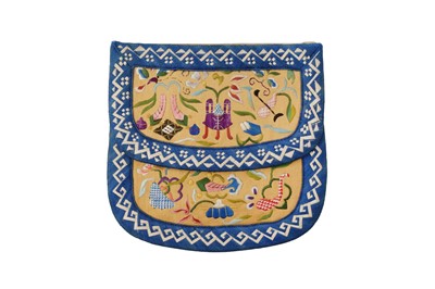 Lot 721 - A CHINESE SILK EMBROIDERED PURSE