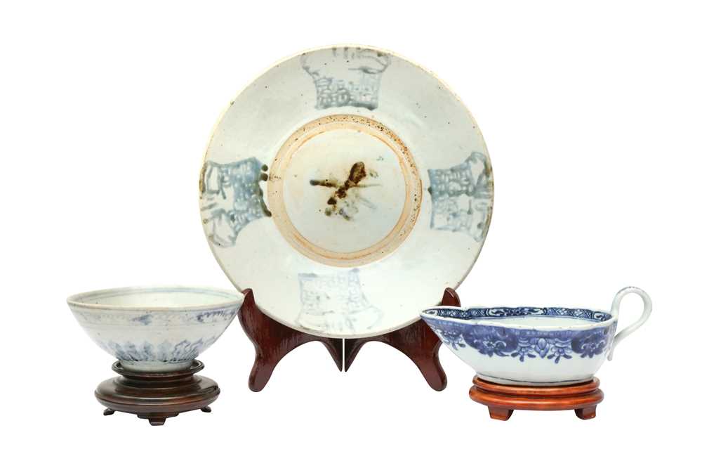 Lot 447 - A CHINESE BLUE AND WHITE DISH, BOWL AND A SAUCE BOAT