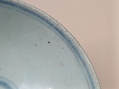 Lot 447 - A CHINESE BLUE AND WHITE DISH, BOWL AND A SAUCE BOAT