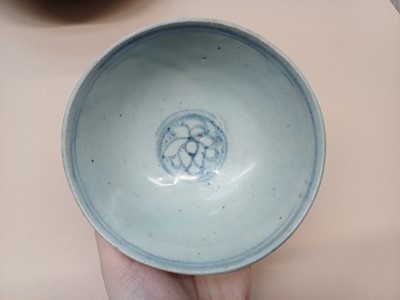 Lot 447 - A CHINESE BLUE AND WHITE DISH, BOWL AND A SAUCE BOAT