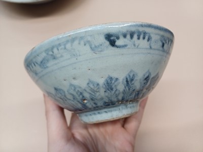 Lot 447 - A CHINESE BLUE AND WHITE DISH, BOWL AND A SAUCE BOAT