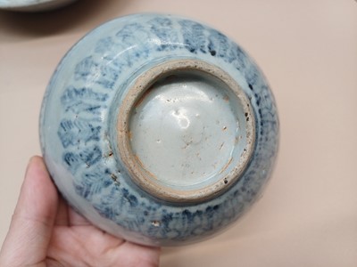 Lot 447 - A CHINESE BLUE AND WHITE DISH, BOWL AND A SAUCE BOAT