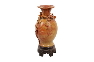 Lot 206 - A CHINESE CARVED SOAPSTONE VASE, 19TH/20TH CENTURY