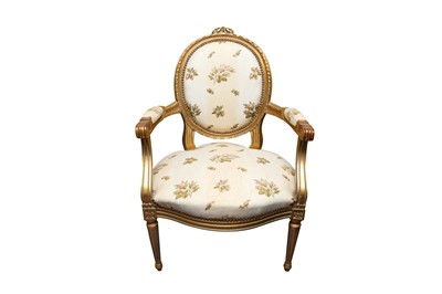 Lot 557 - A LOUIS XVI STYLE GILTWOOD FAUTEUIL ARMCHAIR