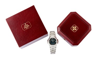 Lot 4 - PATEK PHILIPPE NAUTILUS STAINLESS STEEL BRACELET WATCH WITH DATE