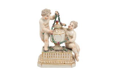 Lot 138 - A BUEN RETIRO PORCELAIN PUTTI AND URN SCULPTURE