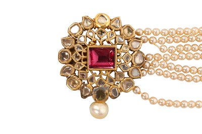 Lot 28 - A MUGHAL DIAMOND AND PEARL NECKLACE