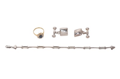Lot 32 - A SMALL GROUP OF JEWELLERY