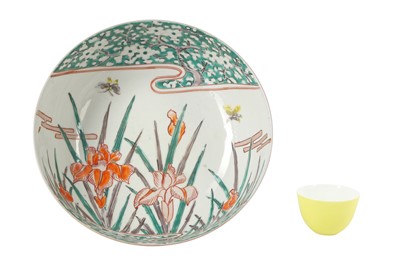 Lot 186 - A CHINESE BOWL AND A YELLOW-GLAZED CUP, 19TH-20TH CENTURY