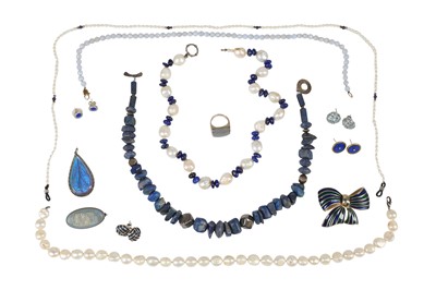 Lot 33 - A GROUP OF SILVER AND COSTUME JEWELLERY