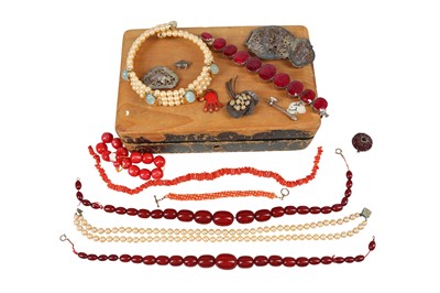Lot 34 - A GROUP OF SILVER AND COSTUME JEWELLERY