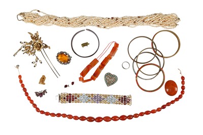 Lot 36 - A GROUP OF SILVER AND COSTUME JEWELLERY