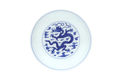 Lot 646 - A CHINESE BLUE AND WHITE 'DRAGON' DISH