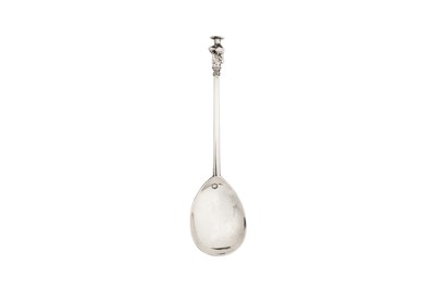 Lot 485 - A James I sterling silver apostle spoon, London 1606 by Daniel Cary (free. 5th Oct 1604, d. 1642)