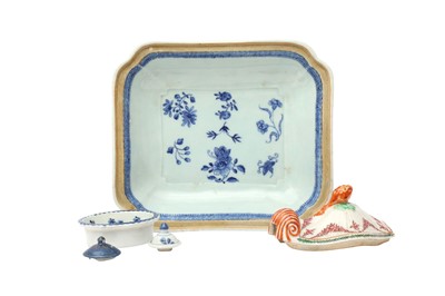 Lot 529 - FIVE PIECES OF CHINESE EXPORT PORCELAIN